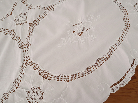 フランスの手仕事/清楚な白糸手刺繍と手編みクロッシェ 大判円形 生地 テーブルクロス (レース　ヴィンテージ) 12枚目の画像