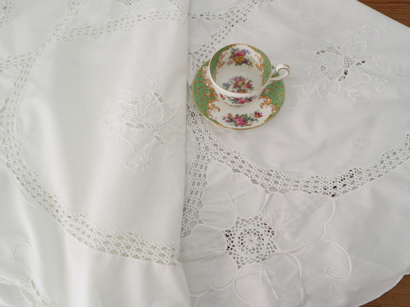 フランスの手仕事/清楚な白糸手刺繍と手編みクロッシェ 大判円形 生地 テーブルクロス (レース　ヴィンテージ) 16枚目の画像