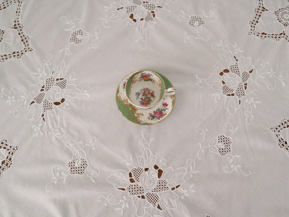 フランスの手仕事/清楚な白糸手刺繍と手編みクロッシェ 大判円形 生地 テーブルクロス (レース　ヴィンテージ) 7枚目の画像