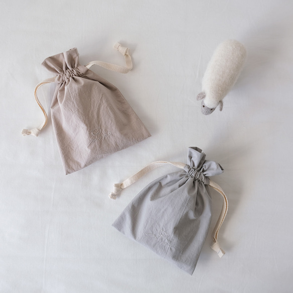 くすみカラーの刺繍巾着ポーチ mopo手書きロゴ <全2色> 束口袋 POPO 的