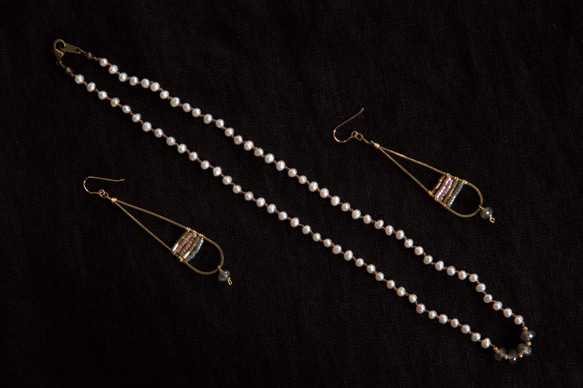 ホワイトパールとラブラドライトのショートネックレス 3枚目の画像