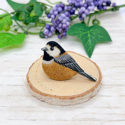 ヤマガラ 刺繍 ブローチ（ 野鳥 鳥 小鳥 ） ブローチ mame.pii