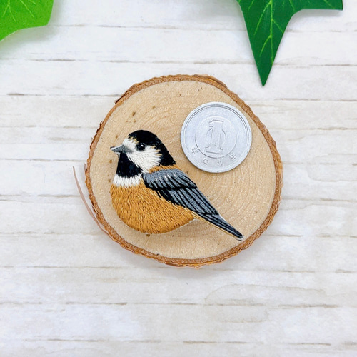 ヤマガラ 刺繍 ブローチ（ 野鳥 鳥 小鳥 ） ブローチ mame.pii