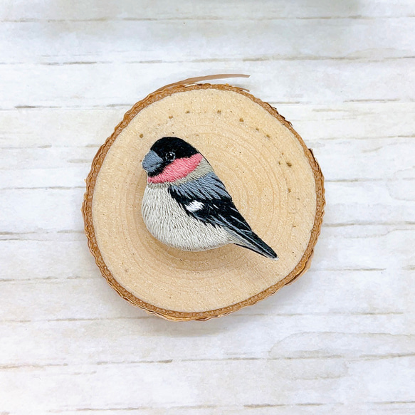 ウソ　刺繍　ブローチ（　野鳥　鳥　小鳥　） 11枚目の画像