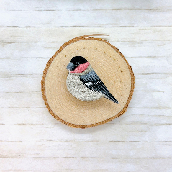 ウソ　刺繍　ブローチ（　野鳥　鳥　小鳥　） 4枚目の画像