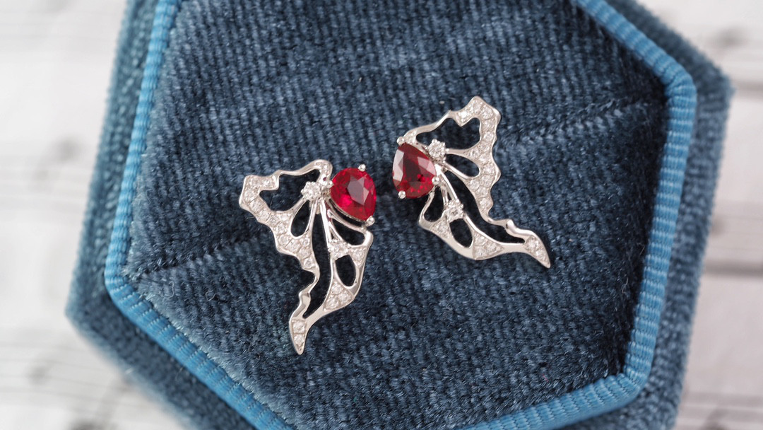 新しい 蝶々モチーフ 天然ダイヤモンド付きルビーピアスk18 ピアス