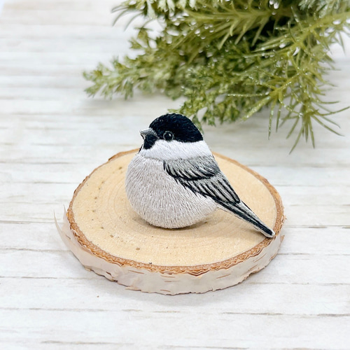 コガラ 刺繍 ブローチ（ 野鳥 鳥 小鳥 ） ブローチ mame.pii