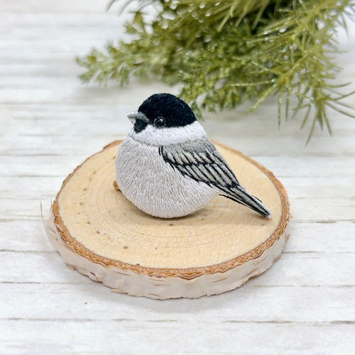 コガラ 刺繍 ブローチ（ 野鳥 鳥 小鳥 ） ブローチ mame.pii