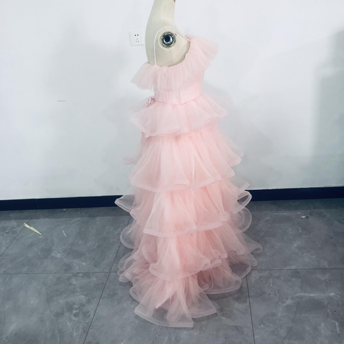 可愛い 優しい薄ピンク 柔らかく重ねたチュール ウェディングドレス