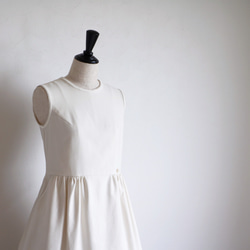 【幹練利落感的成熟夏裝！ ] 不同材質的領子自然連衣裙 [Off-white x Greige] 第3張的照片