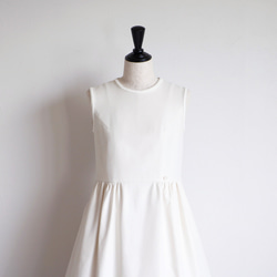 【幹練利落感的成熟夏裝！ ] 不同材質的領子自然連衣裙 [Off-white x Greige] 第2張的照片