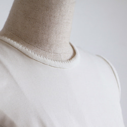 【幹練利落感的成熟夏裝！ ] 不同材質的領子自然連衣裙 [Off-white x Greige] 第5張的照片