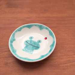 季節のうつわ 「カエルとてんとう虫」丸豆皿　この夏だけの再販 3枚目の画像