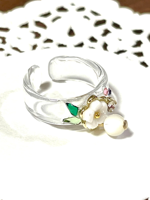(受注作品)花と白蝶貝のクリアトゥリング　ネイルデコパーツ　ピンキーリング　足指輪 5枚目の画像