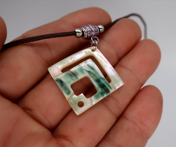 夜光貝のペンダント 3枚目の画像