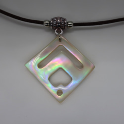 夜光貝のペンダント 2枚目の画像