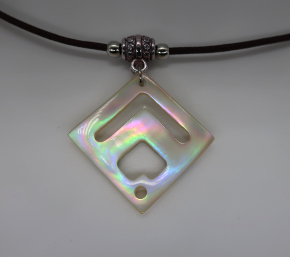 夜光貝のペンダント 2枚目の画像