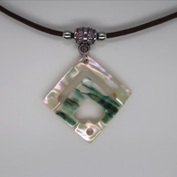 夜光貝のペンダント 1枚目の画像