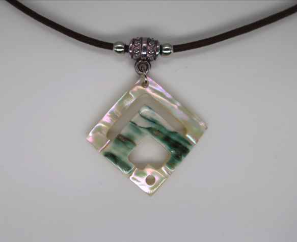 夜光貝のペンダント 1枚目の画像