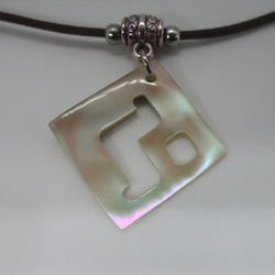 夜光貝のペンダント 2枚目の画像