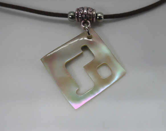 夜光貝のペンダント 2枚目の画像