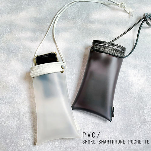 PVC×レザー：スモークモノトーンでクールなスマホポシェット ミニ