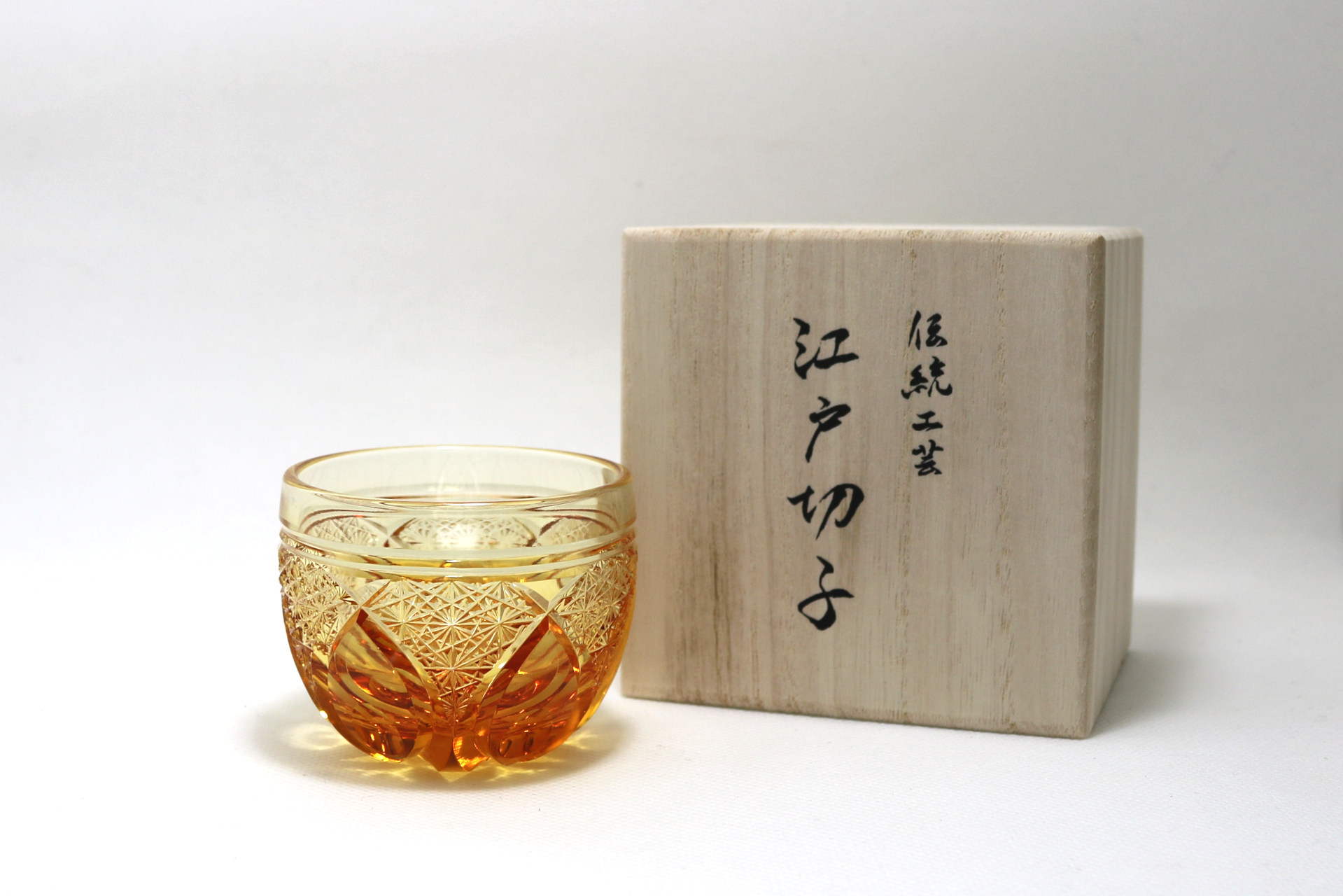 江戸切子　ぐいのみ　　六華　アンバー　木箱入り