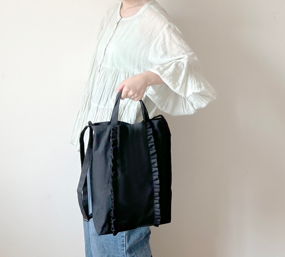 【受注生産】斜めがけ・ショルダー・手提げに！ 3way frill tote bag（ブラック） 2枚目の画像