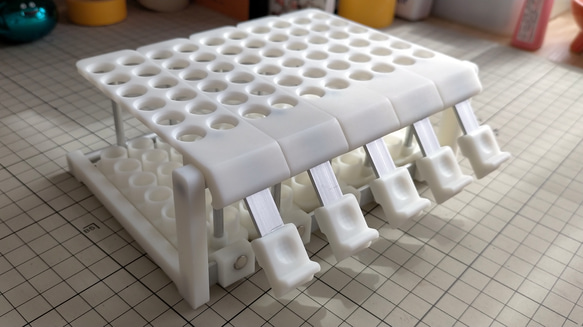 傾けたり外す事が出来る色鉛筆スタンド 60本用 7枚目の画像