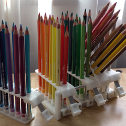 傾けたり外す事が出来る色鉛筆スタンド 60本用 1枚目の画像
