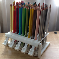 傾けたり外す事が出来る色鉛筆スタンド 60本用 2枚目の画像