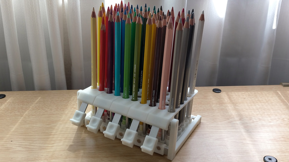 傾けたり外す事が出来る色鉛筆スタンド 60本用 2枚目の画像
