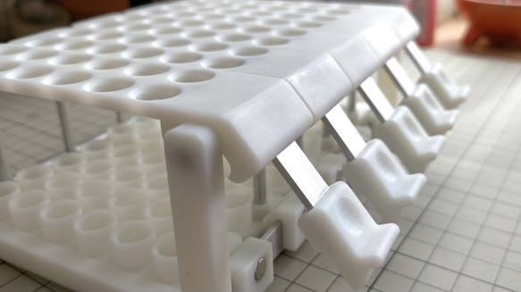 傾けたり外す事が出来る色鉛筆スタンド 60本用 8枚目の画像