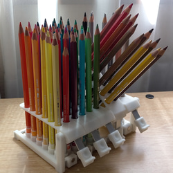 傾けたり外す事が出来る色鉛筆スタンド 60本用 3枚目の画像