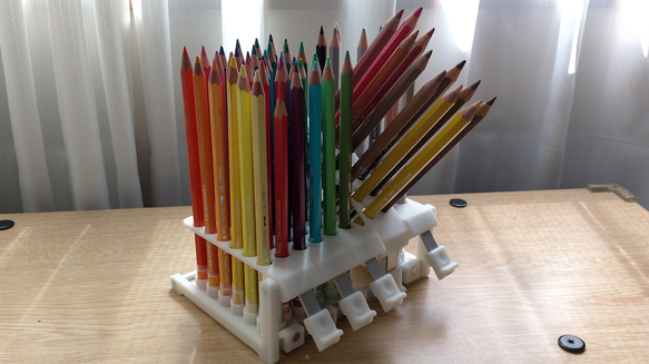 傾けたり外す事が出来る色鉛筆スタンド 60本用 3枚目の画像