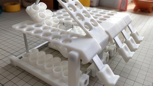 傾けたり外す事が出来る色鉛筆スタンド 60本用 13枚目の画像