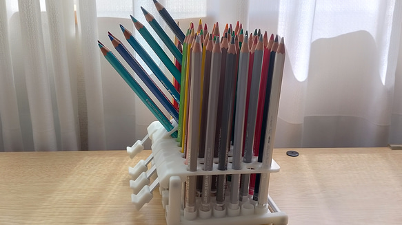 傾けたり外す事が出来る色鉛筆スタンド 60本用 6枚目の画像