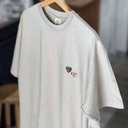 8GM いちご刺繍 オーガニックコットン Tシャツ / ミルクティ 2枚目の画像