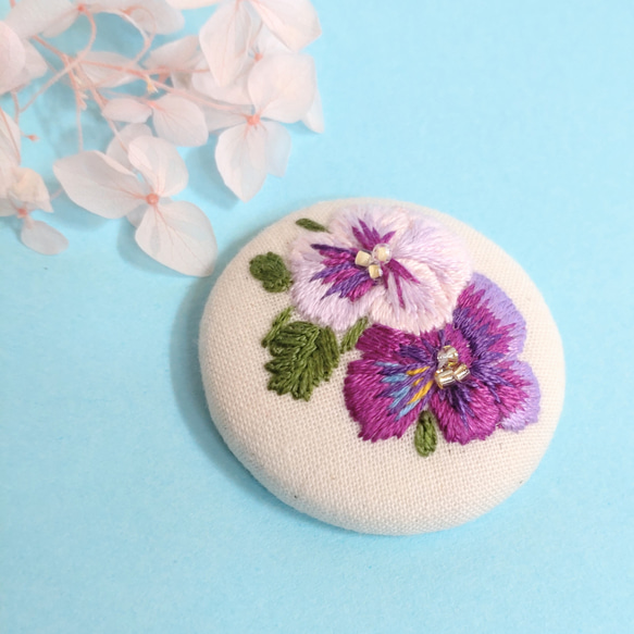 【刺繍　くるみボタン　ブローチ】紫のビオラ 3枚目の画像