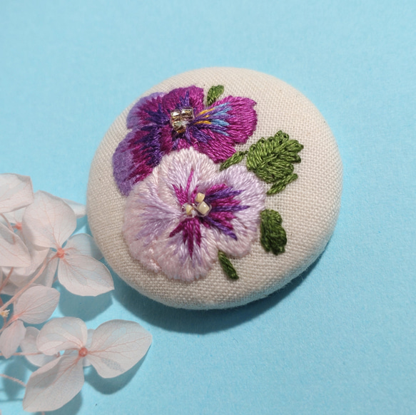 【刺繍　くるみボタン　ブローチ】紫のビオラ 4枚目の画像