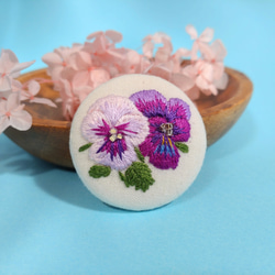 【刺繍　くるみボタン　ブローチ】紫のビオラ 2枚目の画像