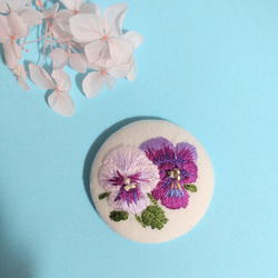 【刺繍　くるみボタン　ブローチ】紫のビオラ 5枚目の画像