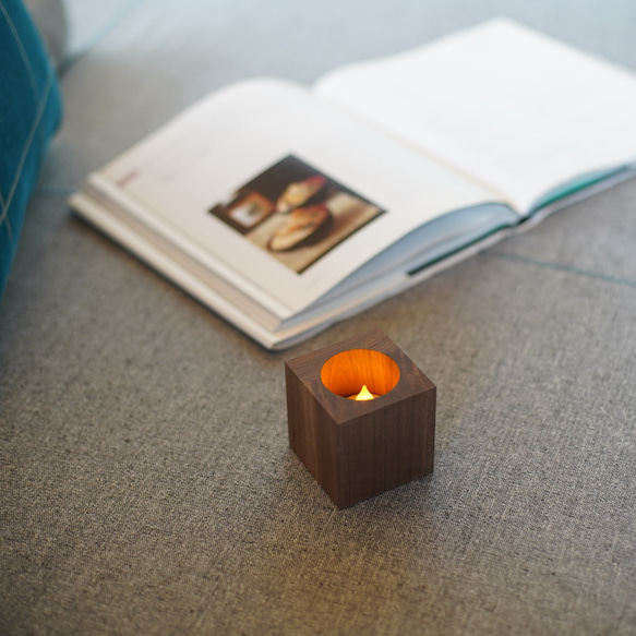 木製キャンドルホルダー キューブ型 LEDキャンドル付き リモコン付き 届いたらすぐに使える ギフトにも最適 2枚目の画像