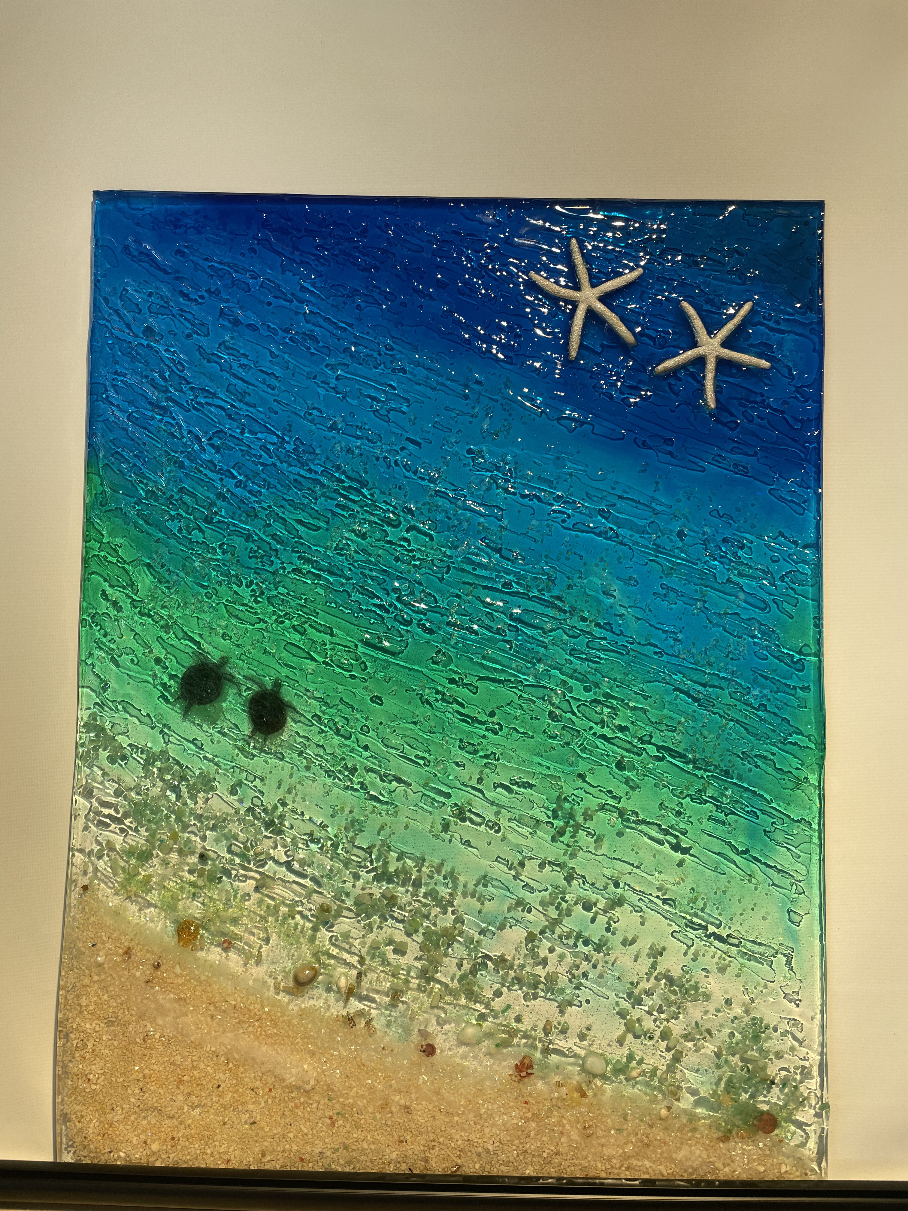 壁掛けアートパネル　エメラルドブルーのビーチ とペアのカメ60cm×45cm