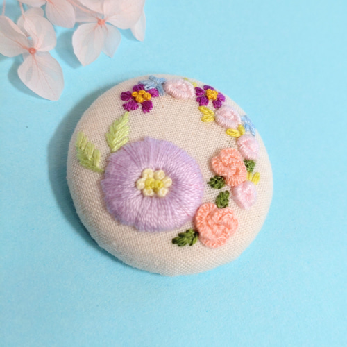 リース刺繍 くるみボタン ブローチ】薄紫の丸いお花とカラフル小花の  