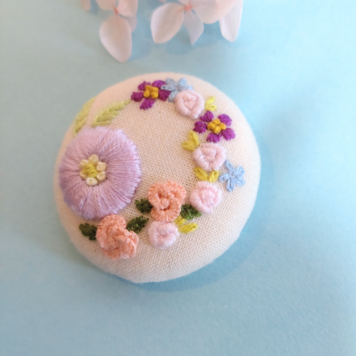 刺繍ブローチ70 ベージュ色系 花 ハンドメイド くるみボタン