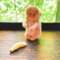 【羊毛フェルト】バナナを持っているのに物欲しげな顔のおサルさん 4枚目の画像