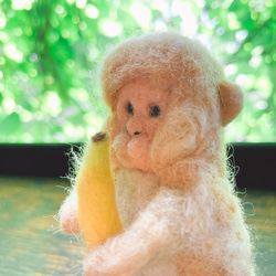 【羊毛フェルト】バナナを持っているのに物欲しげな顔のおサルさん 9枚目の画像