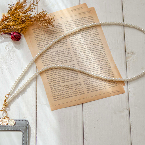 パールネックレス風ストラップ付き 本革ネームカードホルダー ブラウン