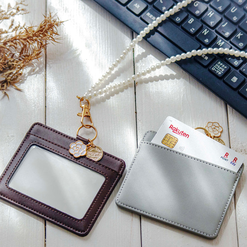 パールネックレス風ストラップ付き 本革ネームカードホルダー ブラウン